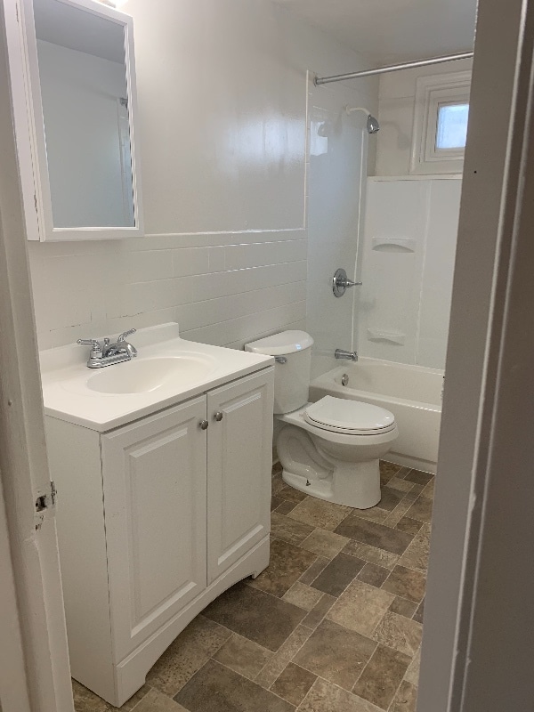 Building Photo - 600 S Main St