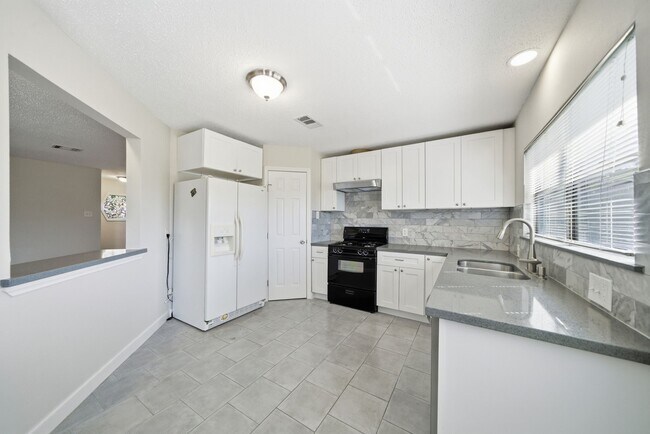 Building Photo - 8401 Highcrest Dr