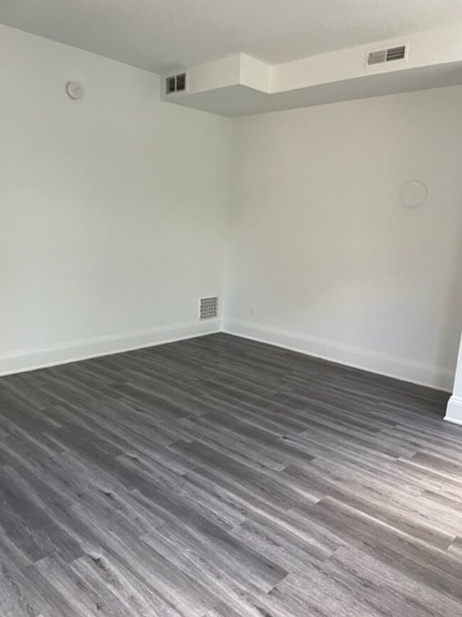 Building Photo - 235 Emming St