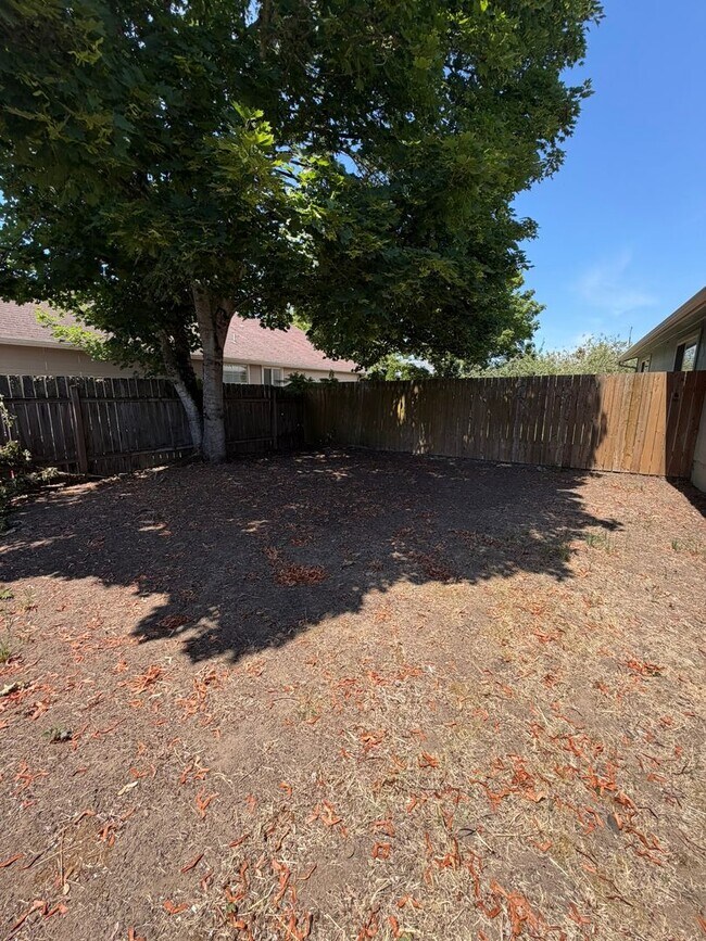 Building Photo - Charming 2 Bedroom Duplex With Fenced Yard In Quiet Neighborhood!