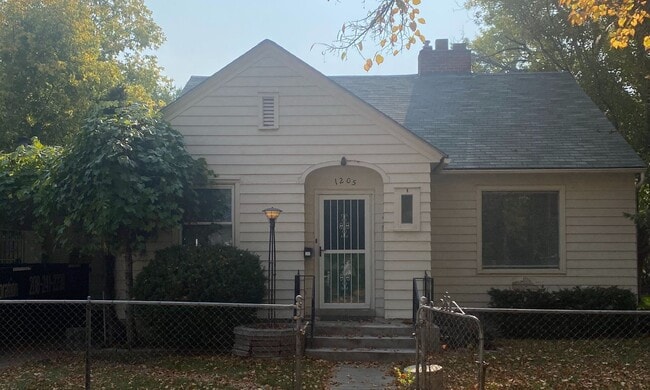 Building Photo - Cozy lower level unit with open kitchen and washer/dryer hookups