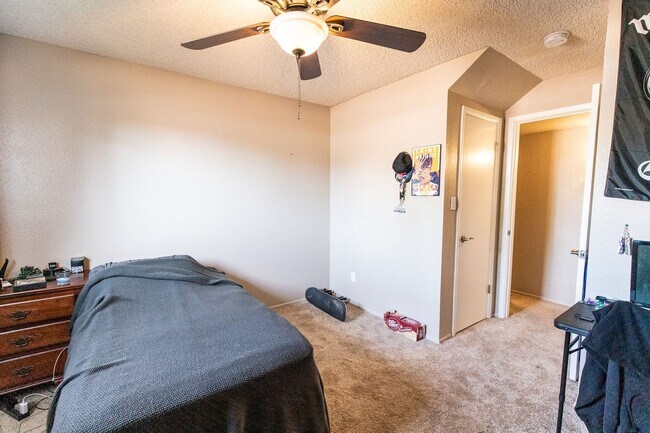 Building Photo - 6 Bedroom 3.5 Bathroom Tri-Level Home In Tempe close to ASU