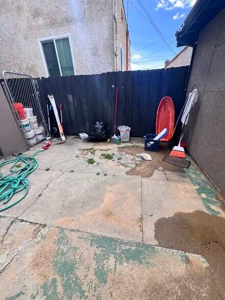 Building Photo - 1073 Dundas St