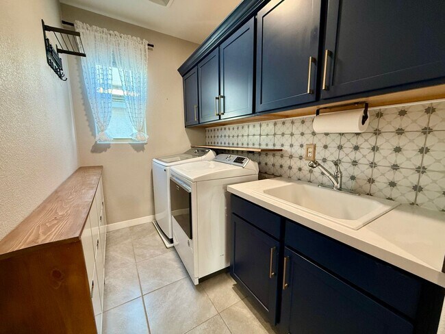 Building Photo - 3/BD 2.5/BA Contemporary Comfort in a Prime Location!