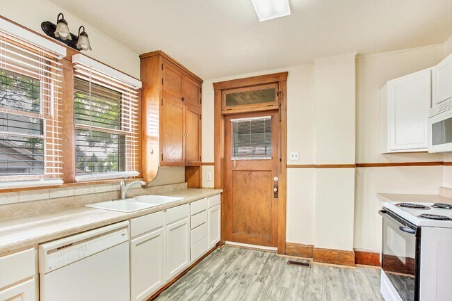 Building Photo - 172 S 600 W