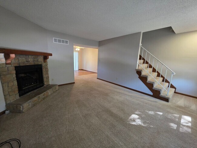 Building Photo - Spacious 2BR/1.5BA Quadplex