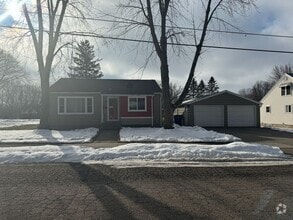 Building Photo - Beautiful 3 Bedroom 1 Bath Ranch Style Sin...