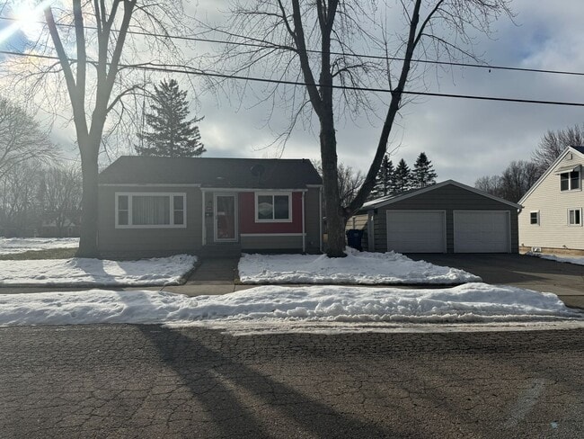 Building Photo - Beautiful 3 Bedroom 1 Bath Ranch Style Single Family Home!