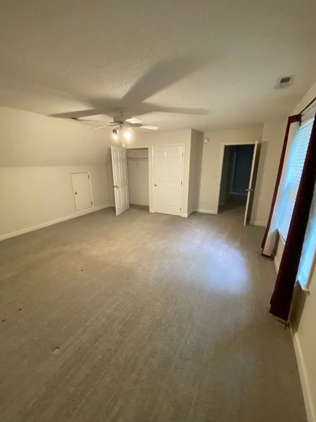 Building Photo - 2425 Laurel Falls Ln