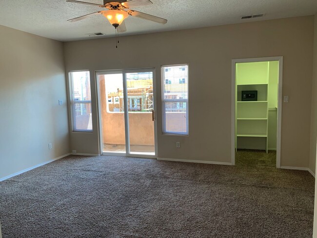 Building Photo - 3 bd / 2.5 bth / 2 car garage near UNM, CN...