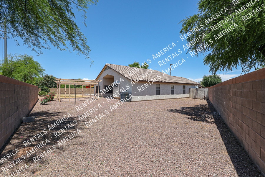 Building Photo - 2276 S Bahama Dr