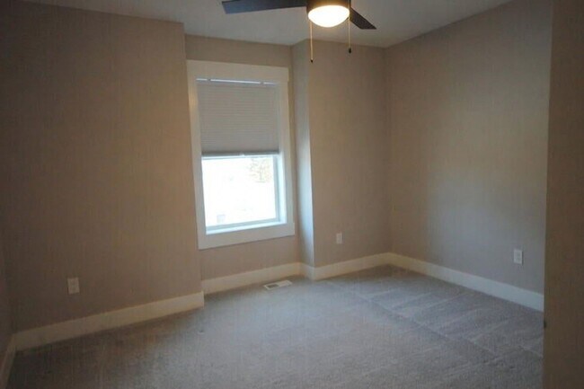 Building Photo - 1208 S Linn St