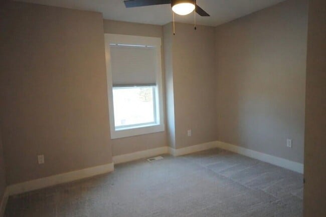 Building Photo - 3 Bedroom Golf Course Townhome