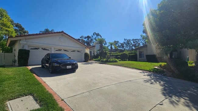 Building Photo - Gorgeous Single Story Home- Huge Back Yard...