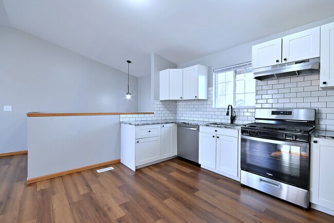 Building Photo - 19 E Pineview Dr