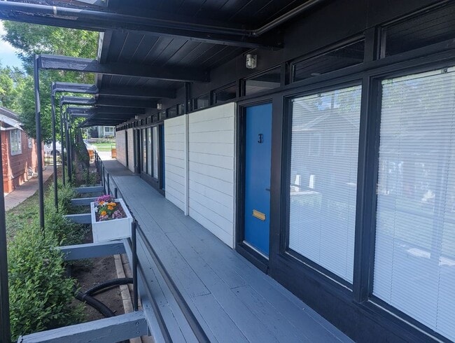 Building Photo - 833 E Platte Ave