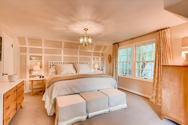 Building Photo - Beautiful Dream Home in the Southwest Hills! Call now to live amongst the trees!