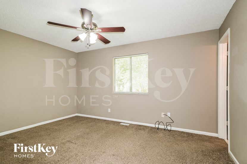 Building Photo - 125 Lake Point Dr