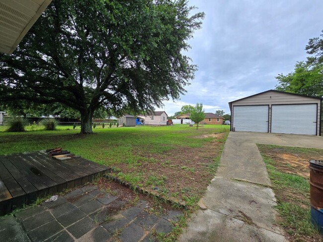 Building Photo - 805 Club Ln