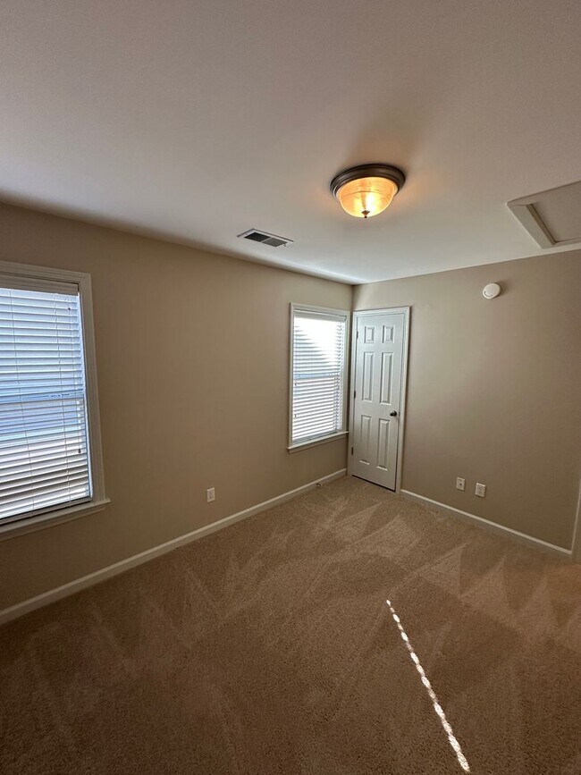 Building Photo - Move In Ready! Newly Refinished Floors! Upgraded Fixtures!