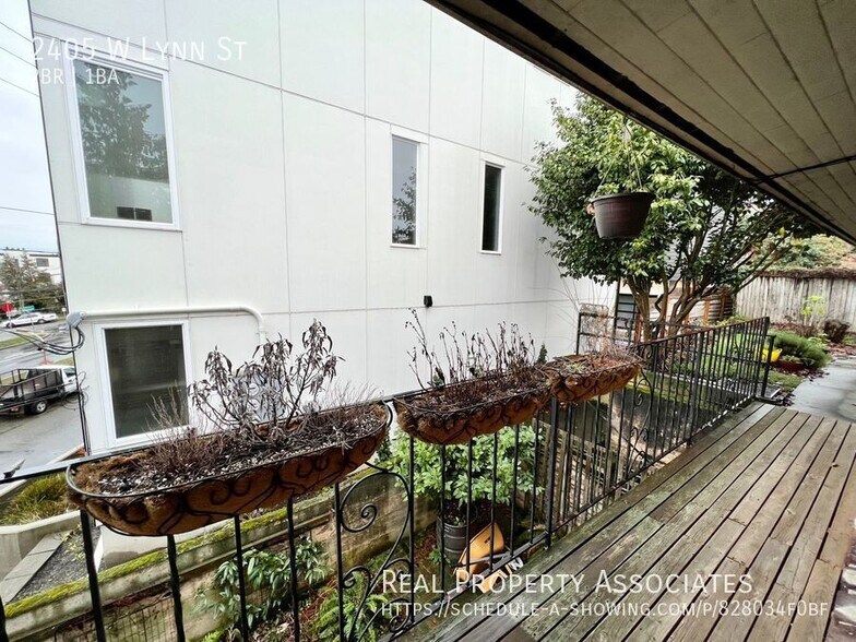 Building Photo - 2405 W Lynn St