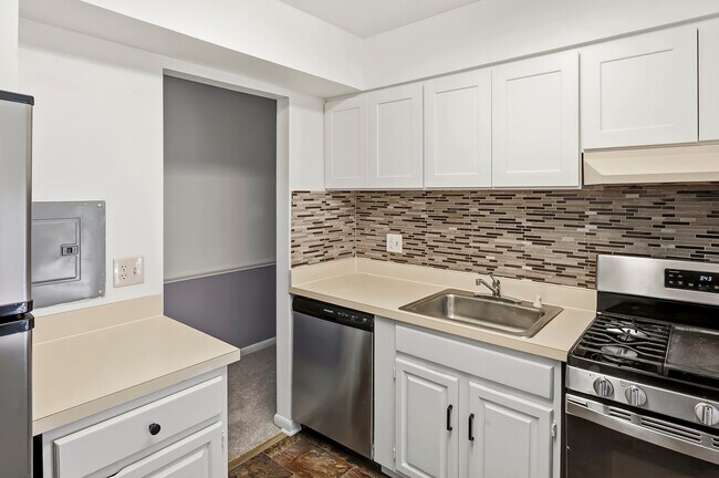 Building Photo - 5923 Tamar Dr