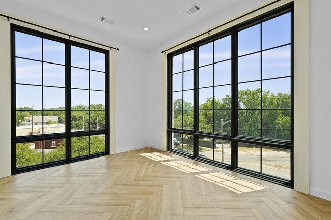 Building Photo - The 912 Building C