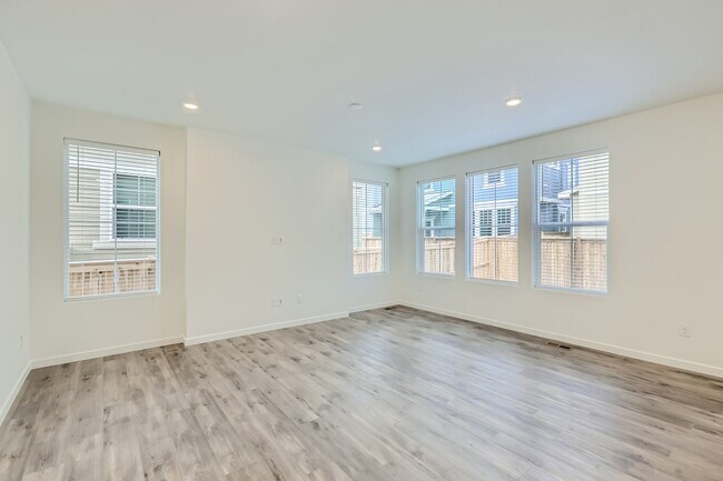 Building Photo - 637 Thistle Pl