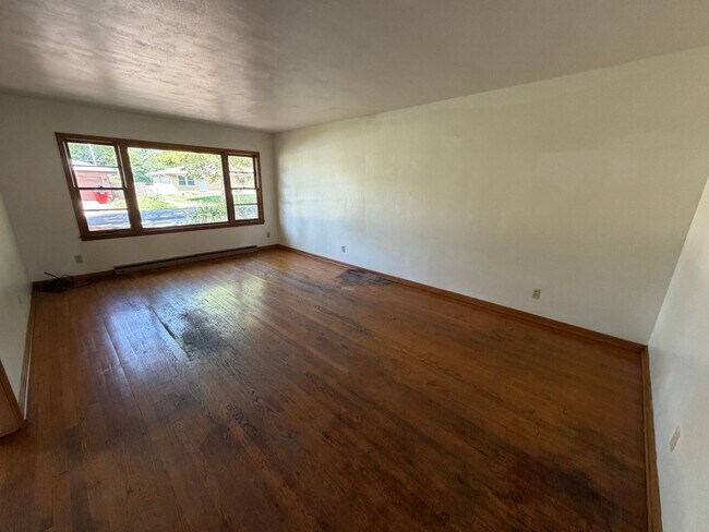 Building Photo - 1322 Alms Dr