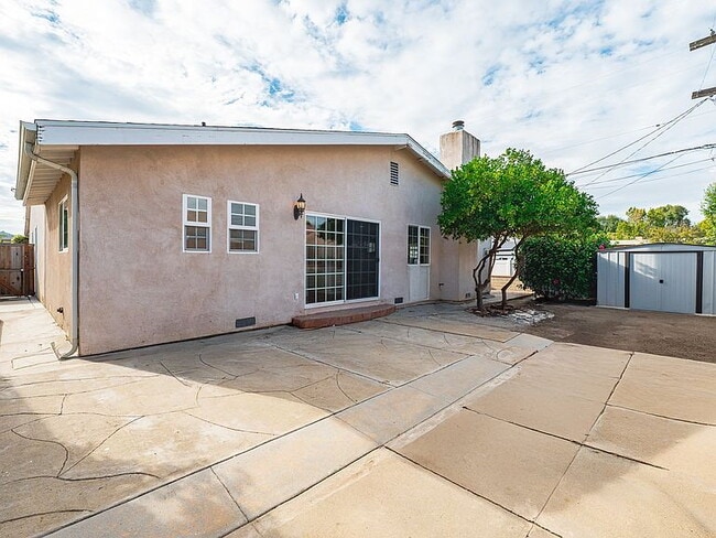 Building Photo - "Spacious 4-Bed, 3-Bath Oasis in Prime Los Angeles Location - 2080 Sq Ft of Comfort!"