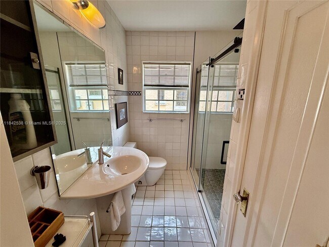 Building Photo - 544 San Lorenzo Ave