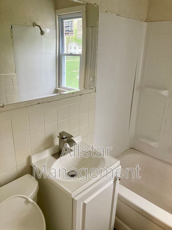 Building Photo - 944 S Central Dr
