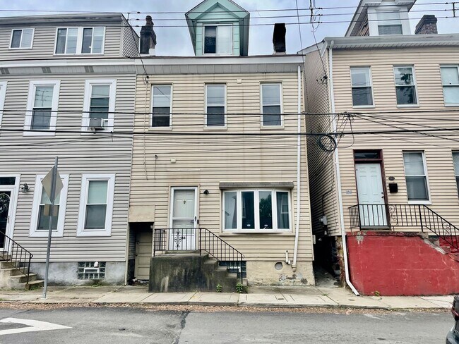 Building Photo - 3 Bed 1.5 Bath- Southside Pittsburgh PA
