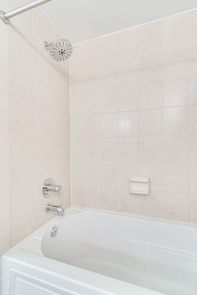 Building Photo - Modern 3 Bed 2 bath condo WITH 2 PARKING S...