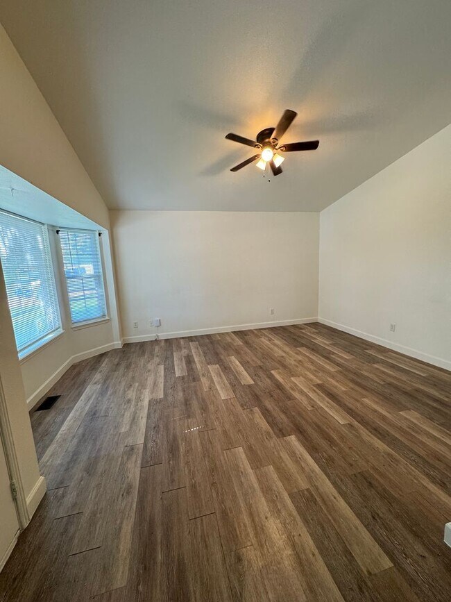 Building Photo - Beautiful 4 bedroom house avail 6/12