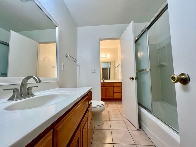 Building Photo - Duplex available in Little Saigon!