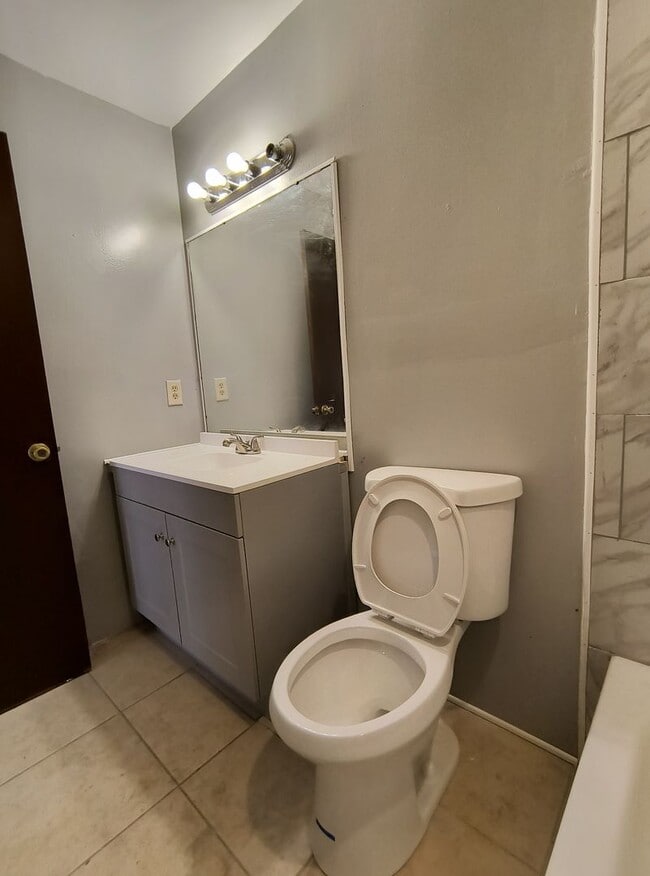 Building Photo - Spacious 3-Bedroom  2 Bathroom Apartment for Rent!