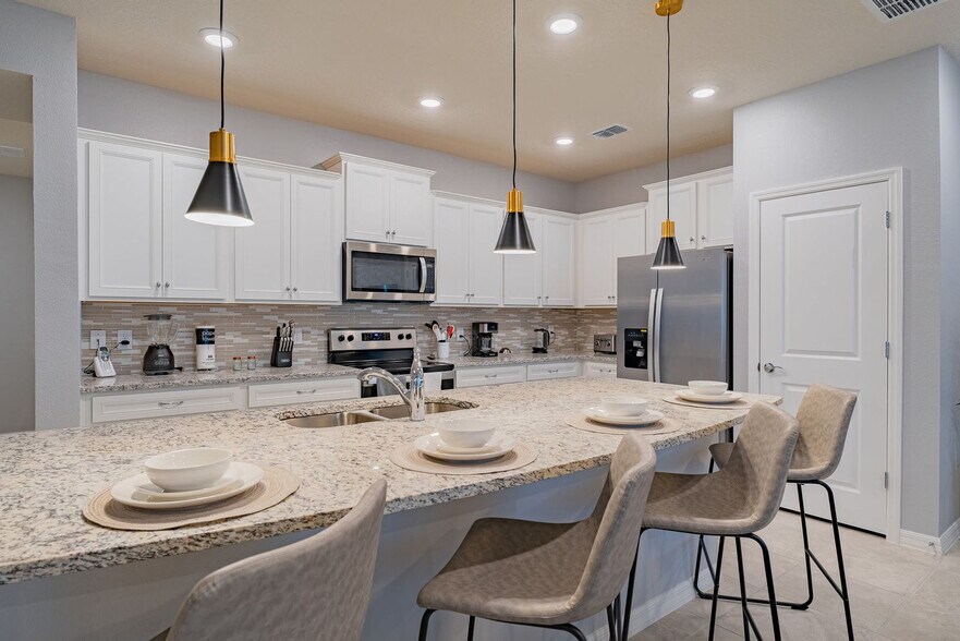 Building Photo - 890 Paradise Dr