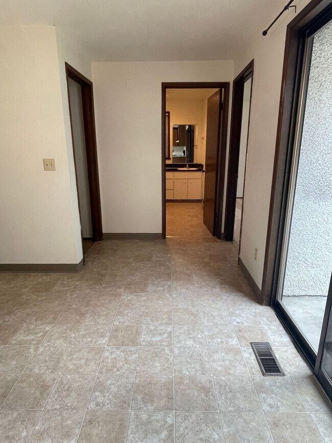 Building Photo - 2 Bedroom, 1 Bathroom Duplex in Blaine
