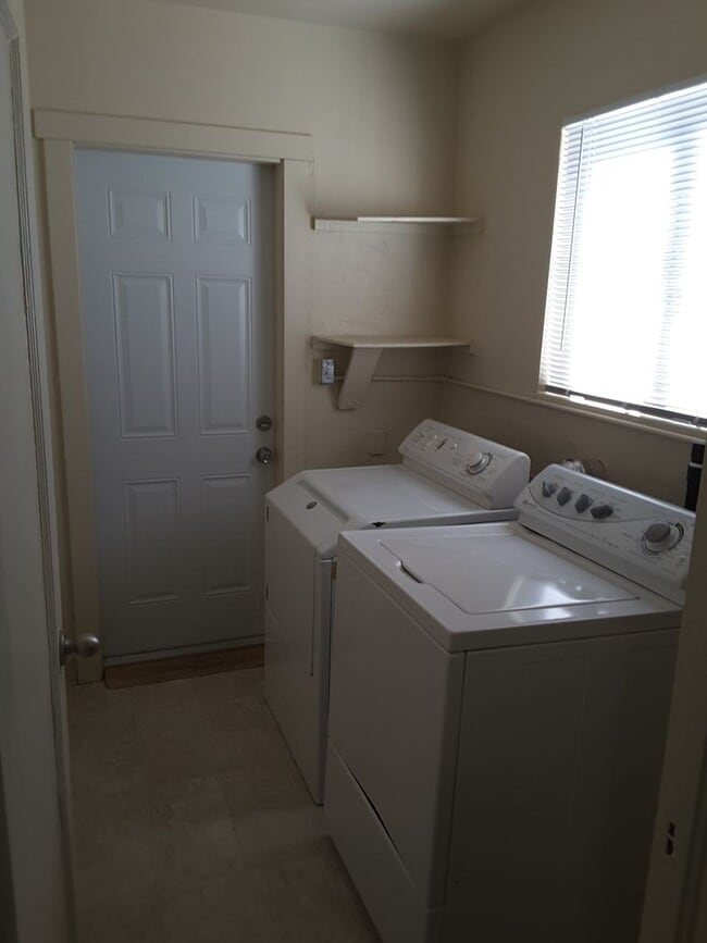 Building Photo - ONLY $1,600 PER MONTH FOR THIS SUPER CUTE, SINGLE FAMILY HOME WITH FINISHED BASEMENT - VERY CLOSE...