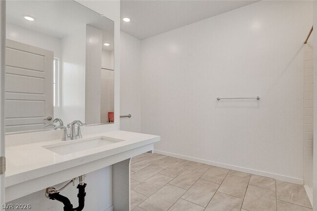 Building Photo - 5730 Sky Pointe Dr