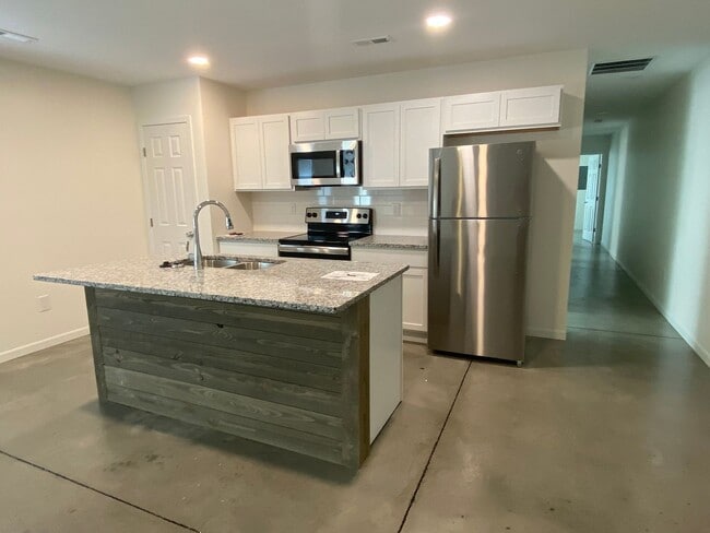 Building Photo - 3 Bedroom 2 bath Duple with Garage - Close...