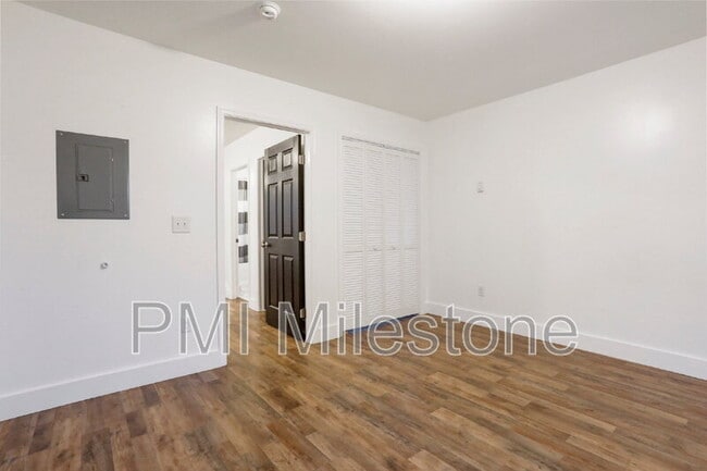 Building Photo - 207 N Mulberry St