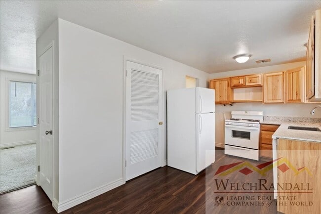 Building Photo - 2 Bedroom 1 Bath Duplex in Riverdale