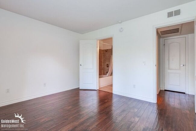 Building Photo - Renovated 2Bdm 2Ba Condo in Prime Carmel M...