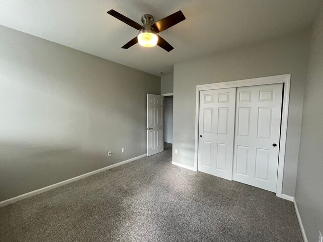 Building Photo - Nice Townhome w/ Detached Garage, Granite ...