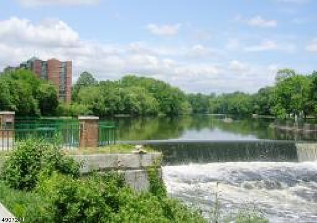 Building Photo - 300 Main St