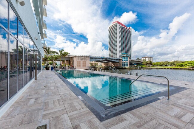 Building Photo - 2721 Hallandale Beach Blvd