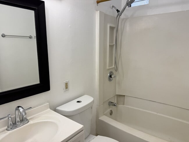 Building Photo - 2BD/1BA Duplex in Pearl City – Parking, In-Unit W/D