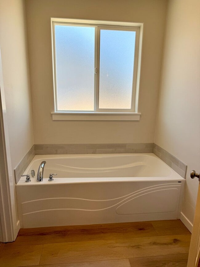 Building Photo - 4 bed 2 bath in Caldwell, Landscaping Incl...